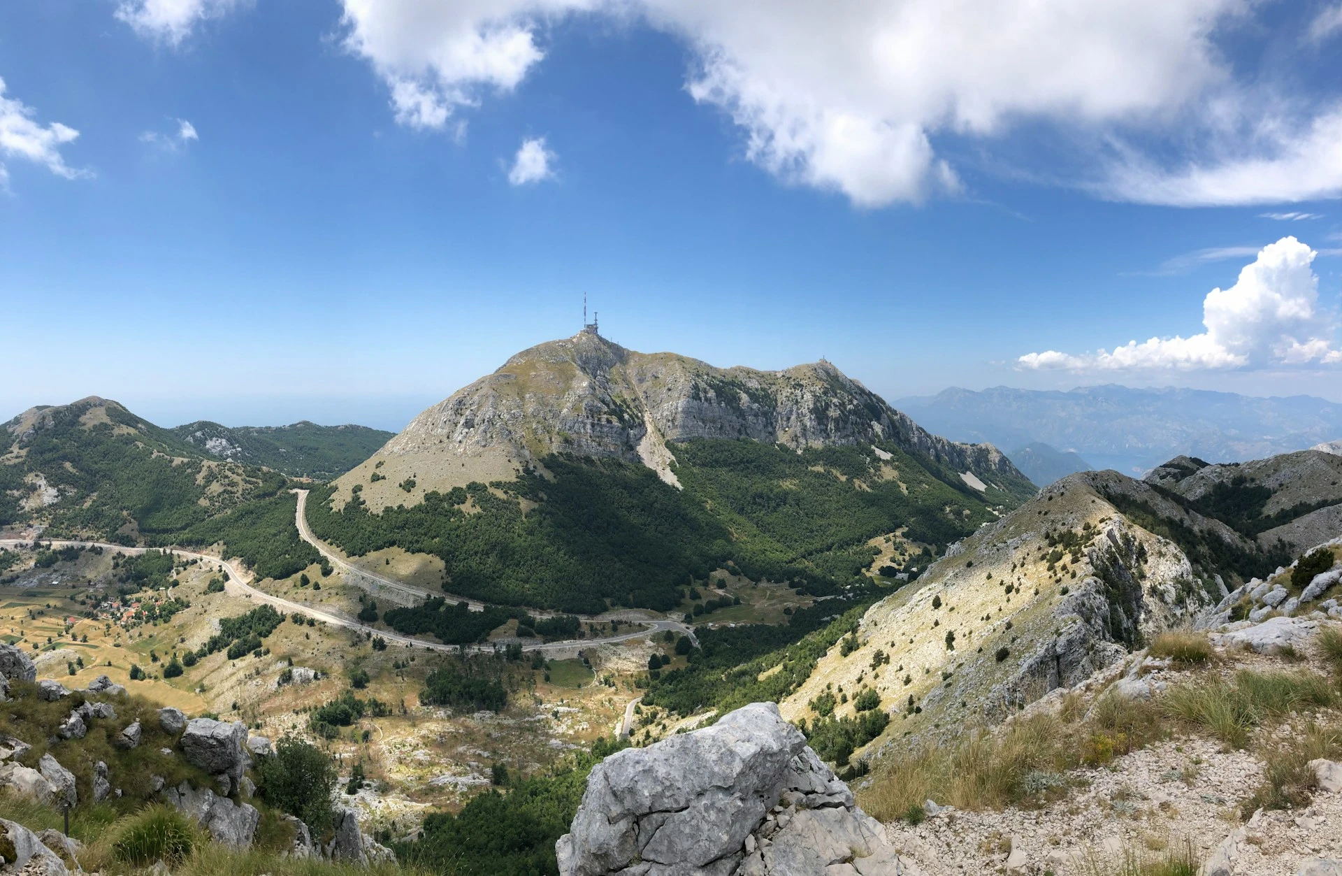 Dva vrha koji drže etar Crne Gore